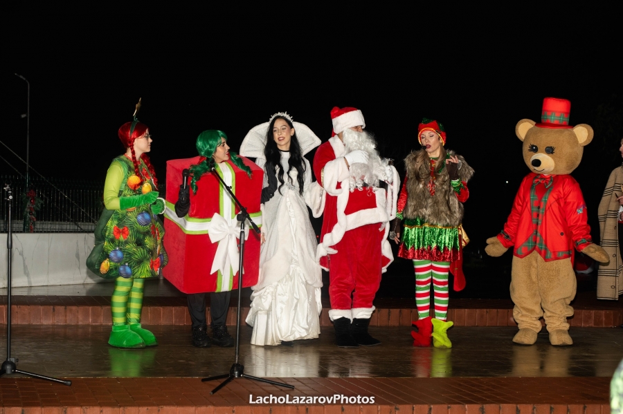 Дядо Коледа и Снежанка развеселиха белослатинските деца край елхата