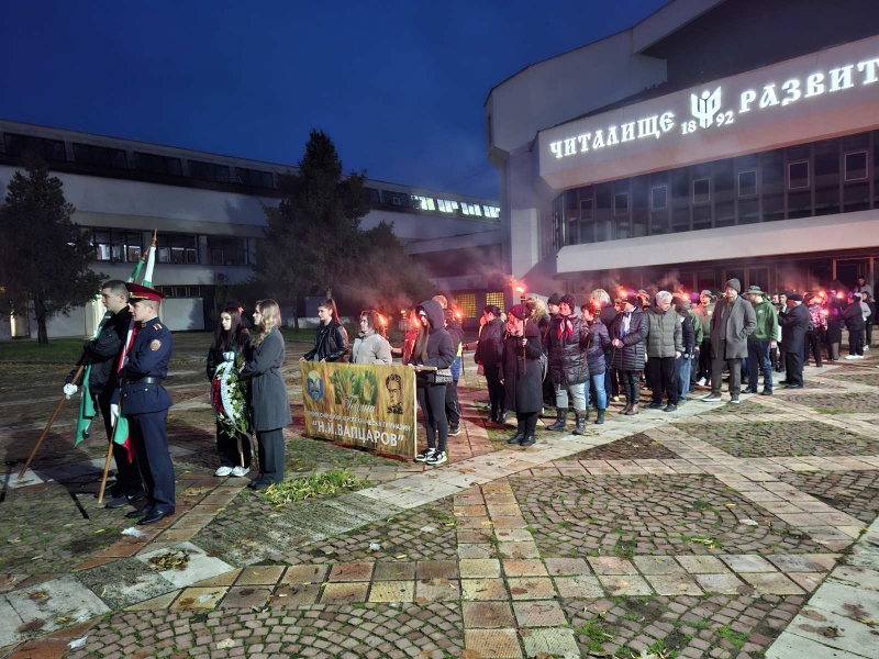 Училище посрещна празник с факелно шествие и парад на земеделска техника