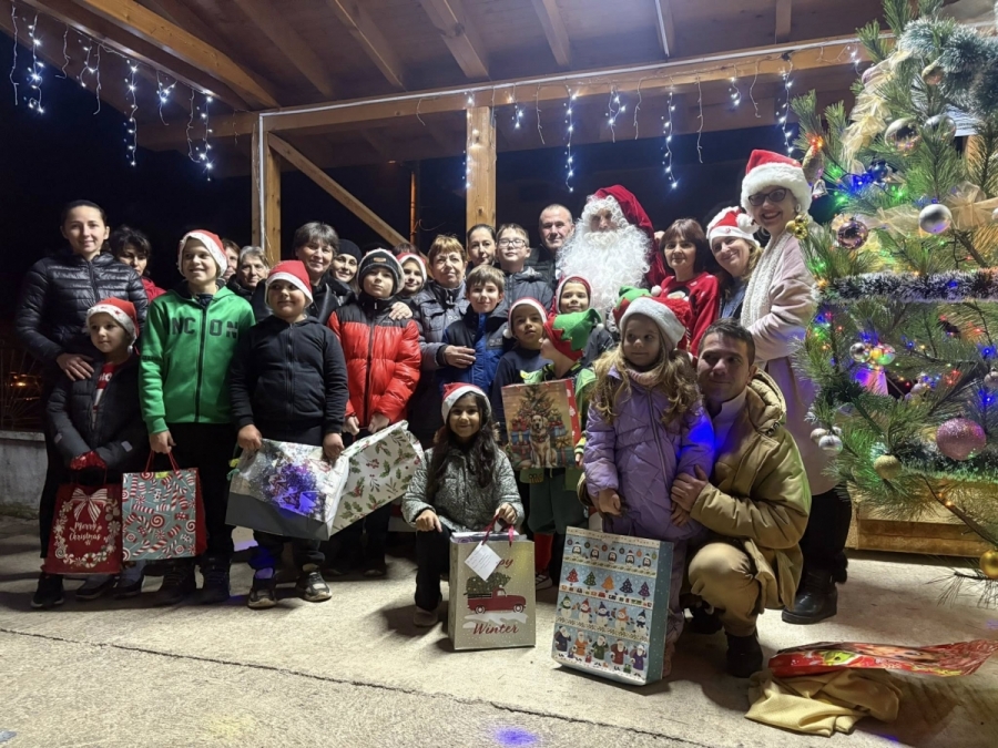 Дядо Коледа зарадва децата от Долно Озирово