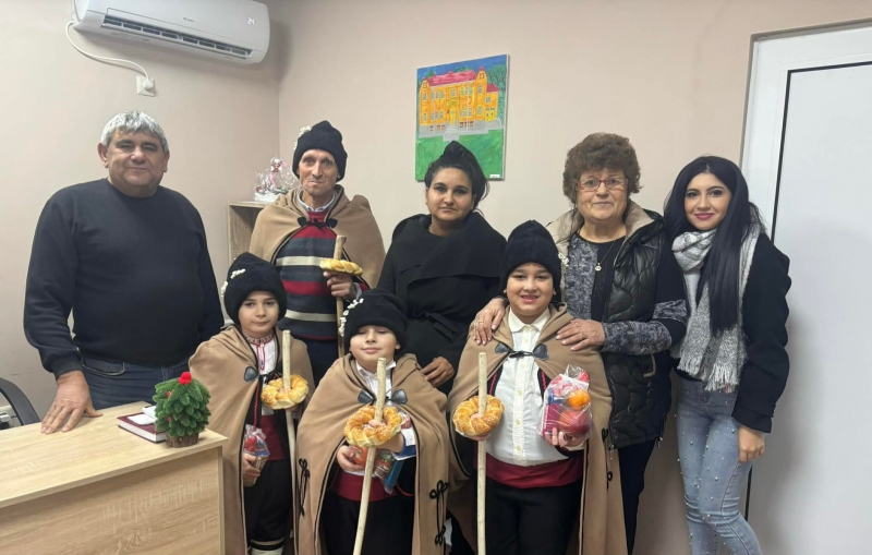 Коледари гостуваха в кметството на Галово