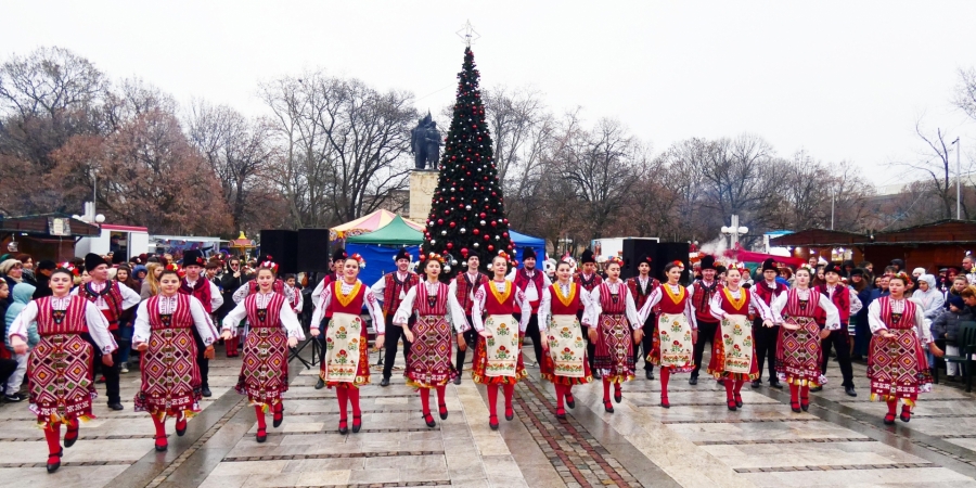 Коледният концерт в Лом впечатли с песни, танци, юнашки кебап и лопушанско вино