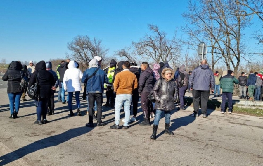Заради студените и тъмни празници! Жители от врачански села блокираха Е-79