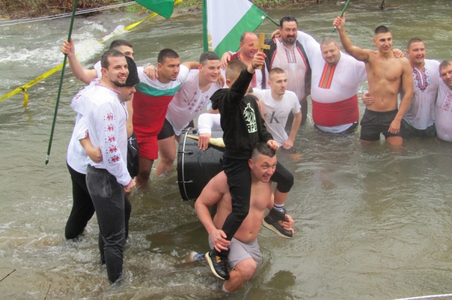 Спасилият кръста във Вършец: Наградата е за сина ми Божидар