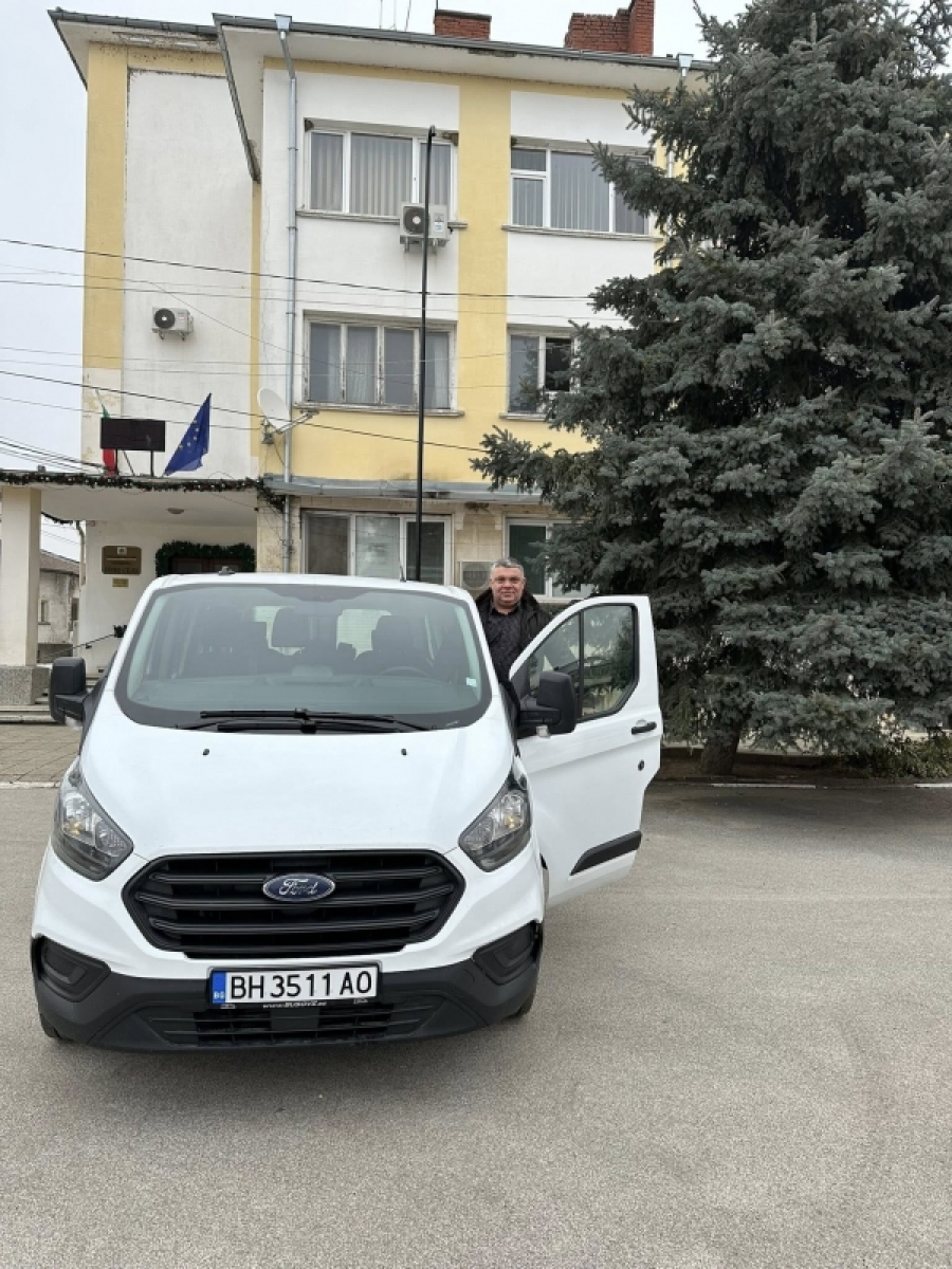 Нова придобивка в Ново село, доставиха им нов пътнически бус