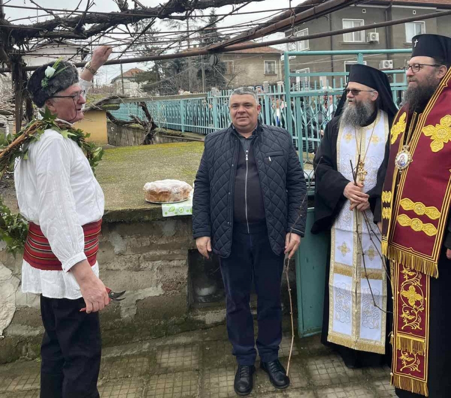 Във Винарово спазиха вековни традиции и отбелязаха впечатляващо Трифон Зарезан