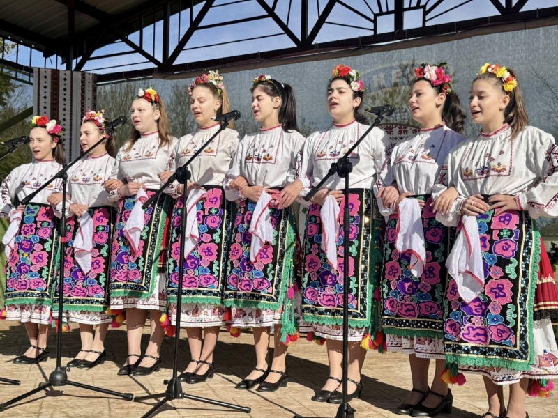 С народни песни и танци празнуваха в Кнежа