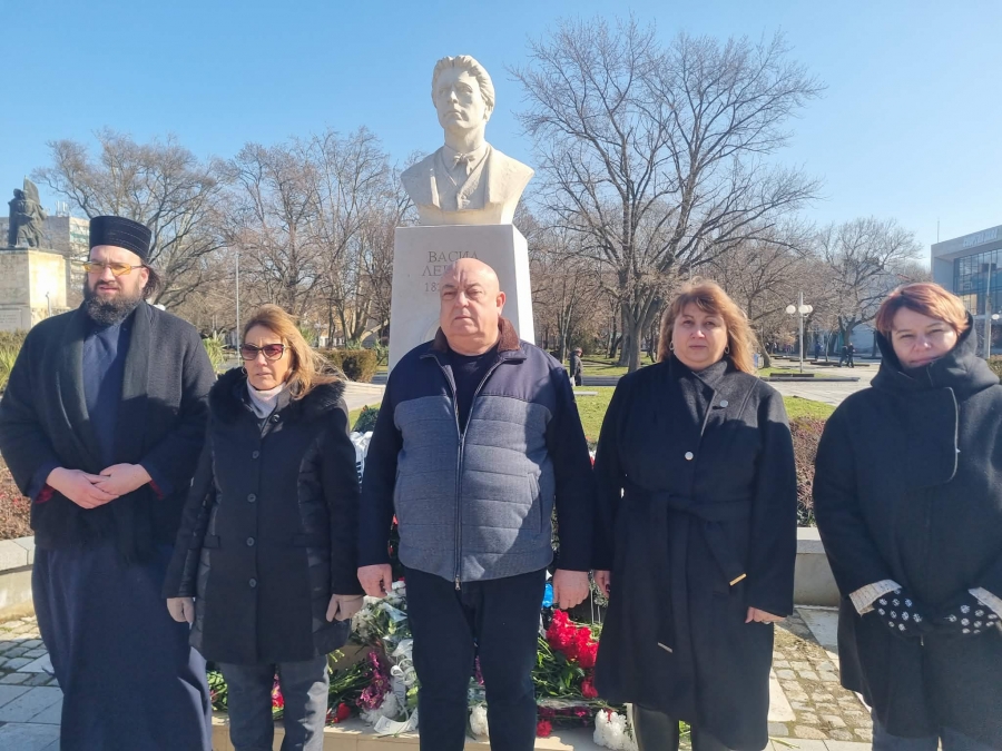 Лом се поклони пред Апостола