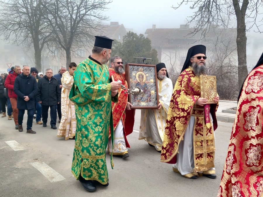 Депутат и областен се включиха в литийно шествие с икона на Св. Димитър