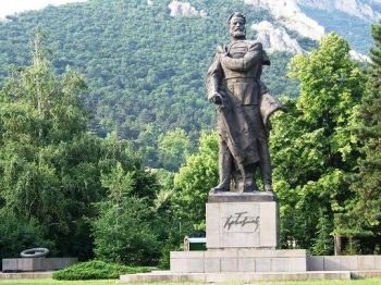 Паметникът на Ботев плаче за ремонт