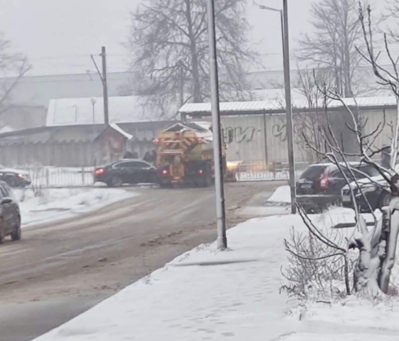 65 човека чистят тротоарите във Враца, снегорин е ударил кола