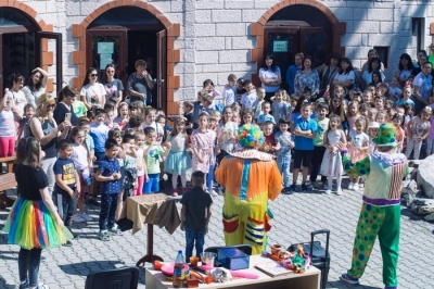 Спектакъл и шахматен празник подари Община Мездра на децата