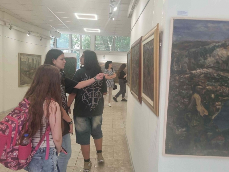 Ученици разгледаха платната на големия ломски художник Байката