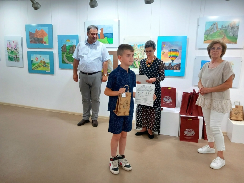 Наградиха деца, нарисували Белоградчик-скалната столица на България