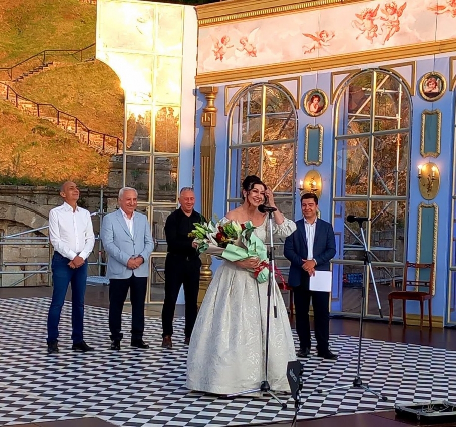 Директорът на ДМТ "Стефан Македонски" Еделина Кънева привества публиката