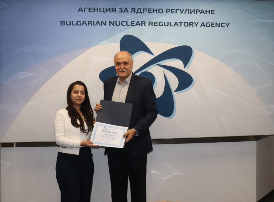 Цанко Бачийски връчи удостоверение на стажант в АЯР