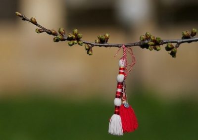 Стягат базар на мартениците и цветята в Мездра