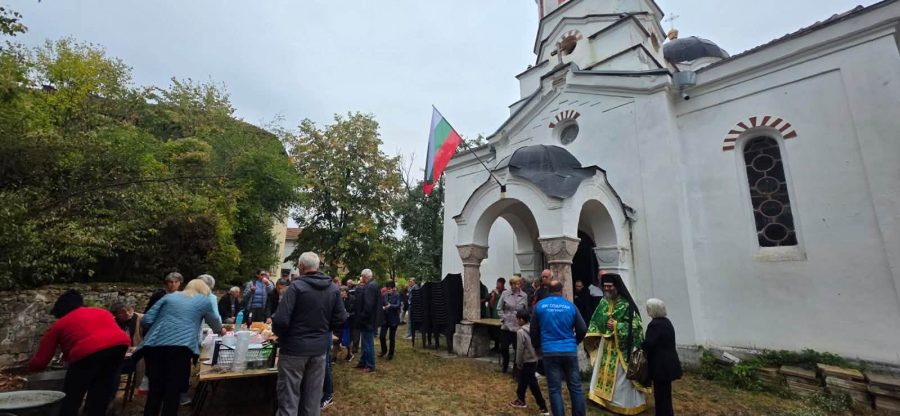 Курбан и празнична литургия събраха вярващи в църквата в Гаганица