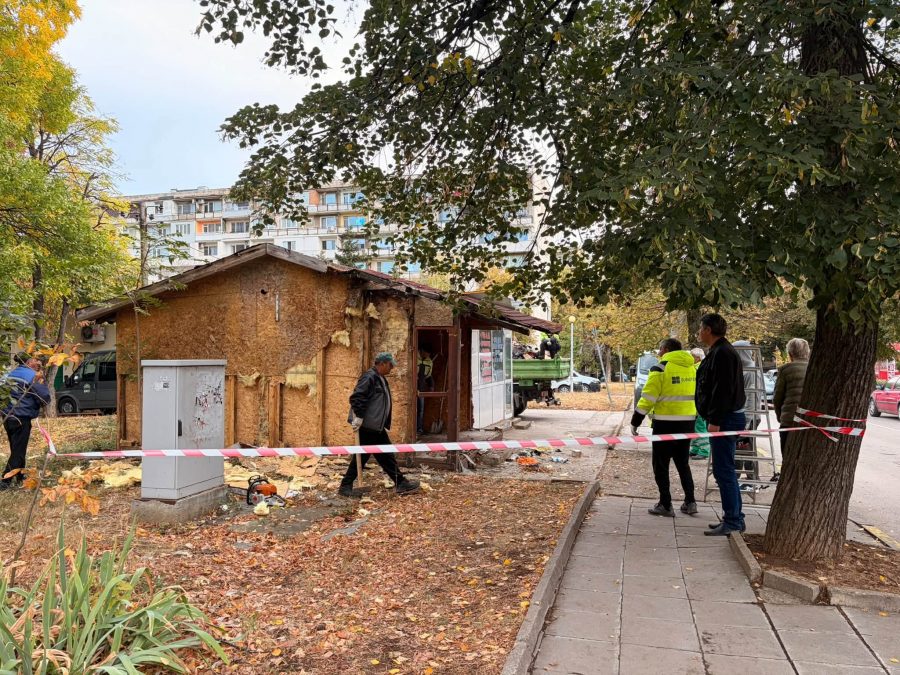 Екипи на БКС премахнаха опасна постройка