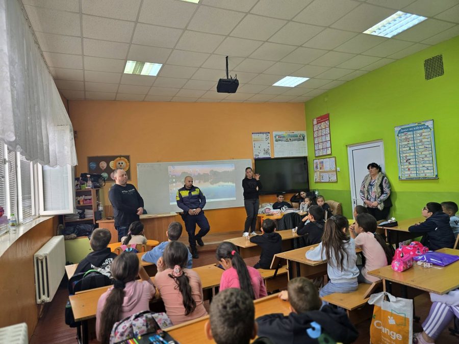 Униформени разясниха правилата за безопасност на ученици от Роман
