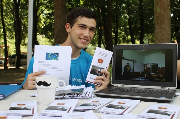 Младеж от Хърлец мотивира с наръчник против скука