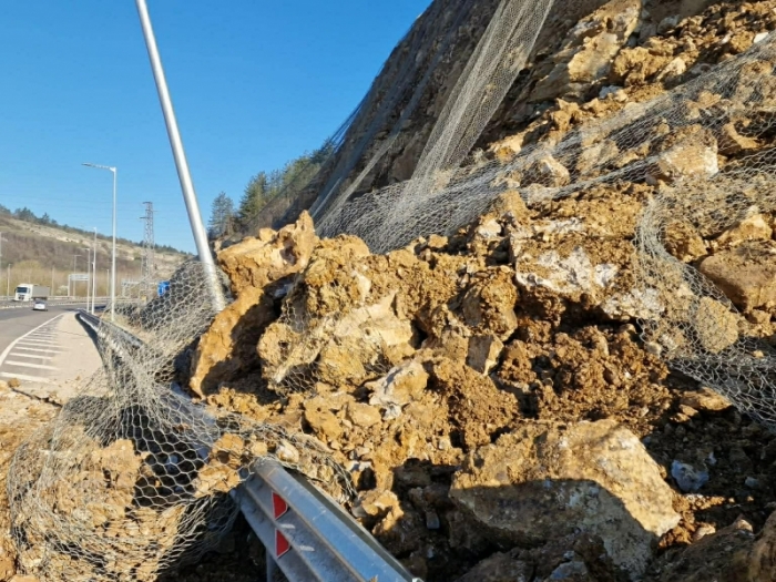 Алармират за риск от срутища и дефекти по пътя Мездра-Ботевград