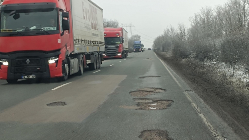 Блокират пътя Враца-Монтана заради огромните дупки