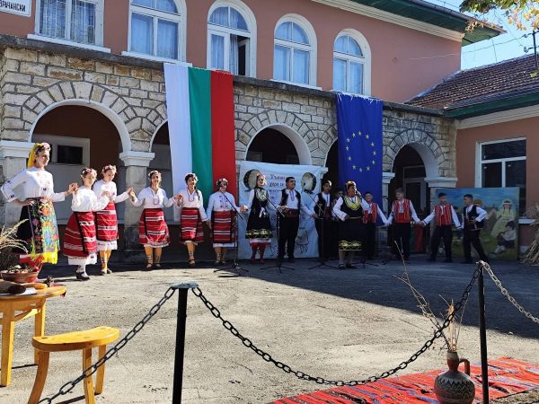 Буковец събра над 250 участници на празник на българския фолклор