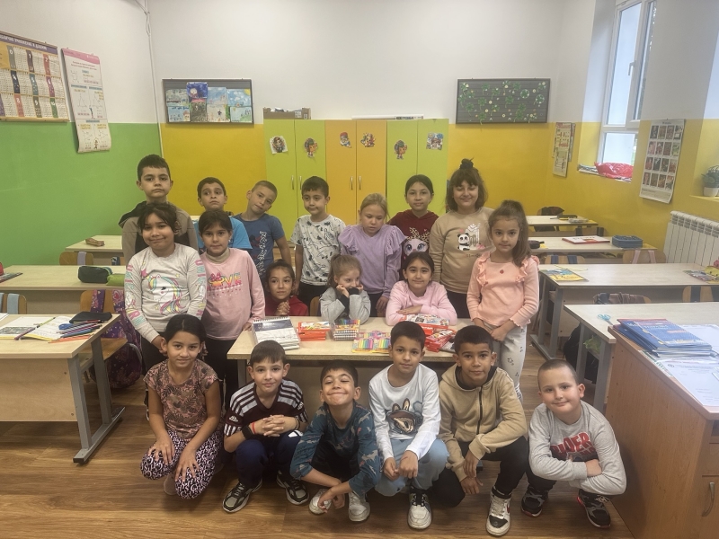 Дами изненадаха с подаръци селановски деца