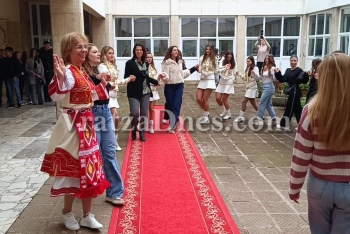 Езиковата гимназия във Враца отбеляза 55-годишнината си СНИМКИ и ВИДЕО