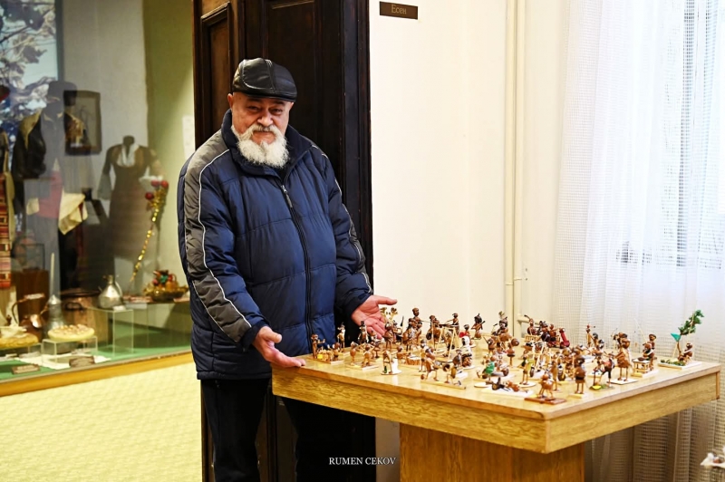 Хумористични фигурки показва в изложба Ванюш Предовски