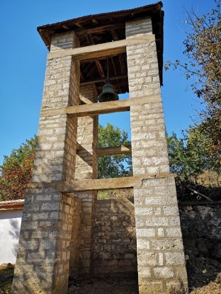 Внушителна камбанария от старо време.