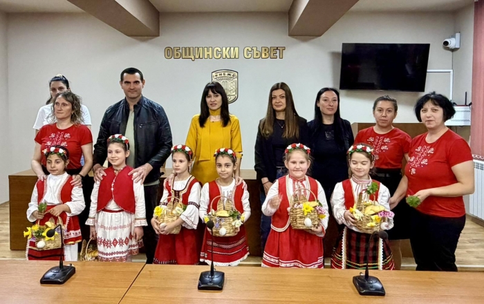 Лазарки посетиха Община Кнежа