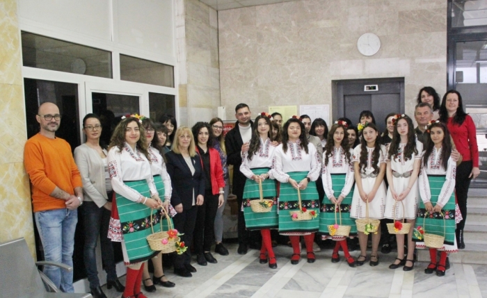 Лазарки внесоха празничен дух в Община Бяла Слатина