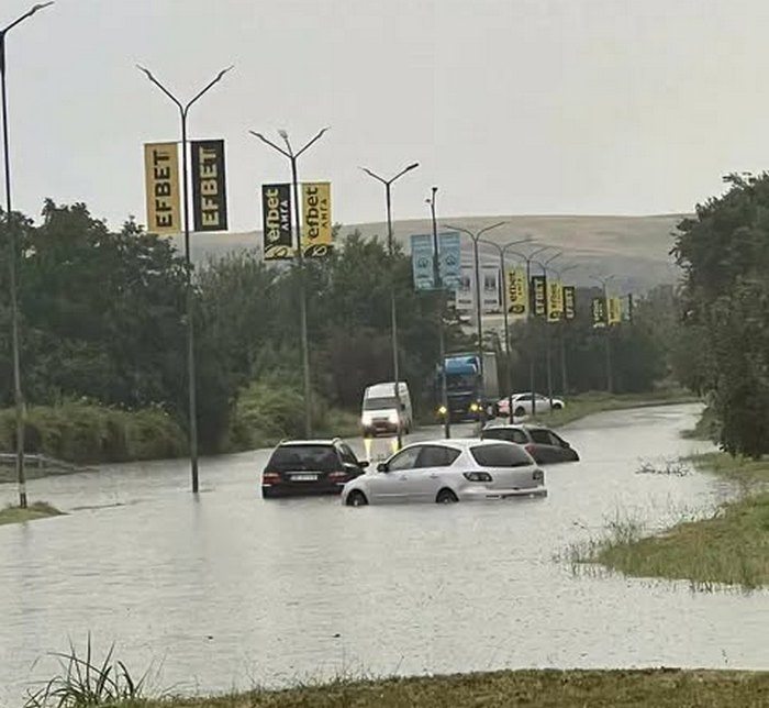 Лом под вода след жестока буря и градушка