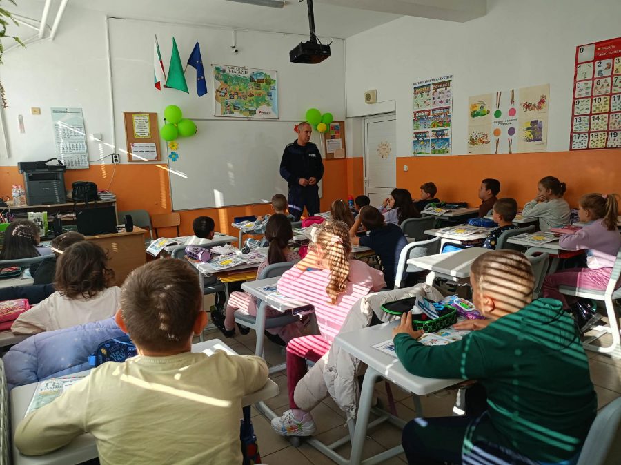 Униформени разясниха на ученици за безопасното поведение на пътя