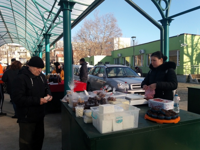 Коледен фермерски пазар направиха в Мездра