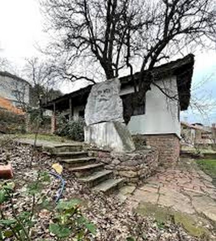 Нерегламентирано сметище има до къщата на Андрей Николов във Враца