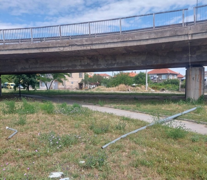 Паднала улична лампа в Лом застрашава минувачите