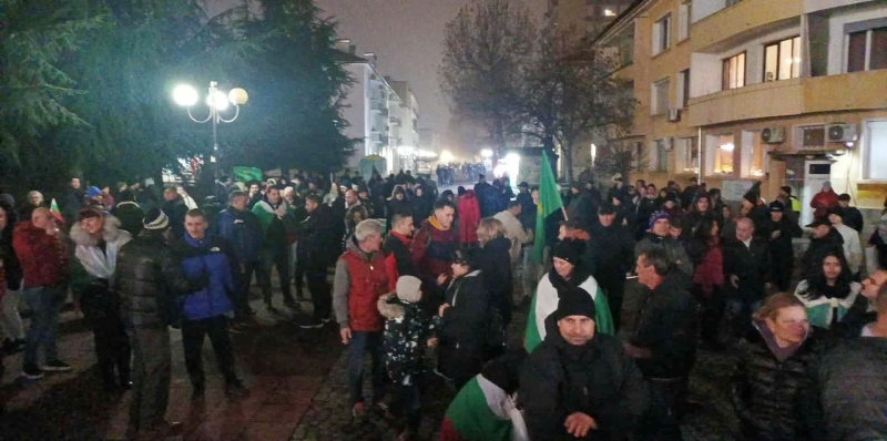 Протестиращи скандираха пред дома на врачанския кмет, дава ги на прокуратурата
