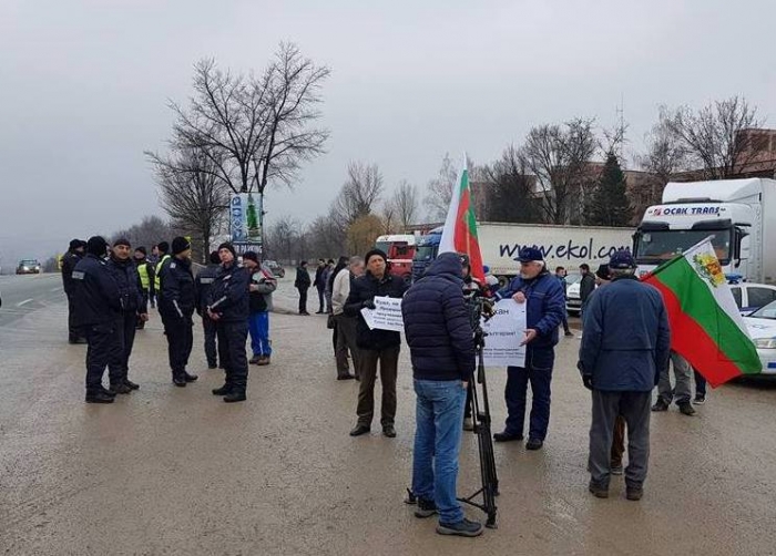 Протестиращи затвориха пътя за Монтана