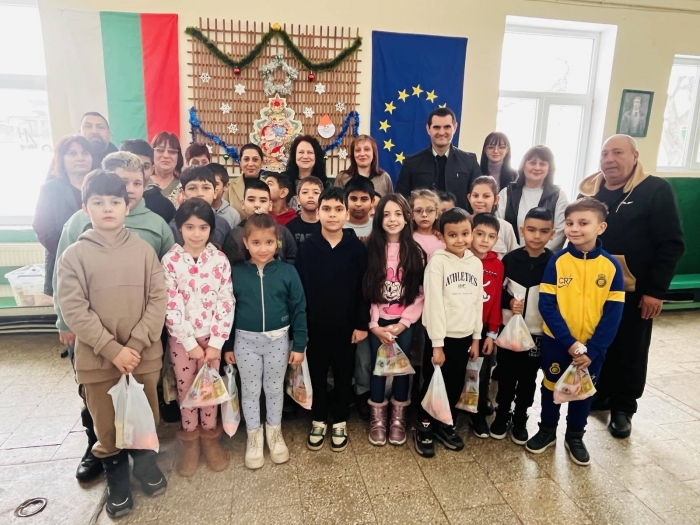 Раздадоха лакомства на ромски ученици в Кнежа