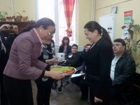 Зам.-кмет посади розово цвете в леха „Не на насилието“