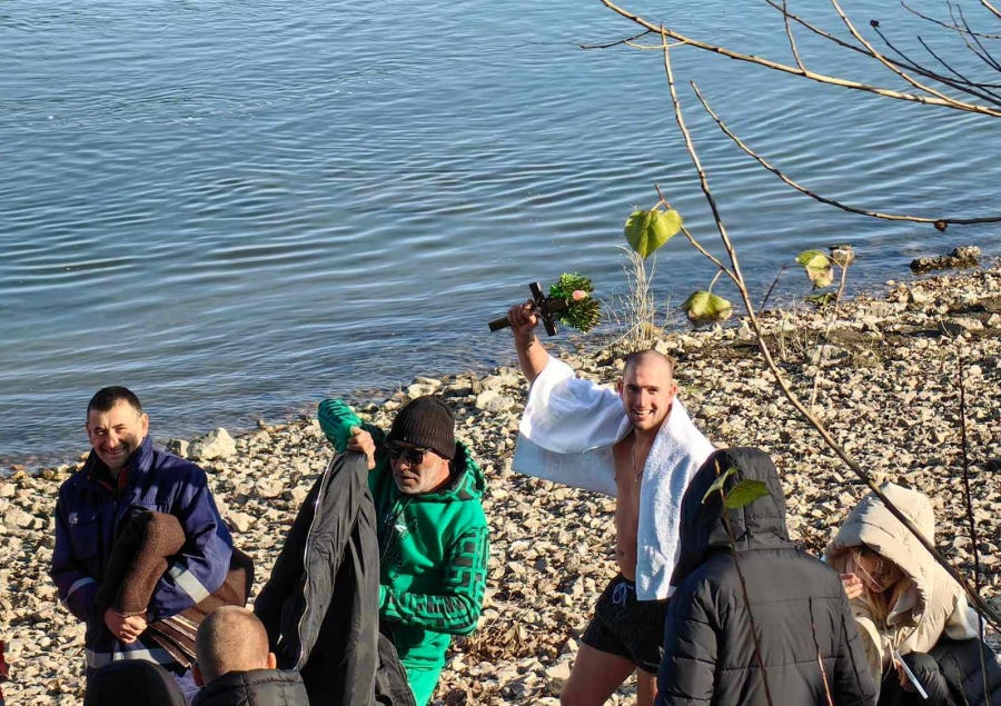 С литийно шествие и спасяване на кръста ще отбележат Йордановден в Оряхово