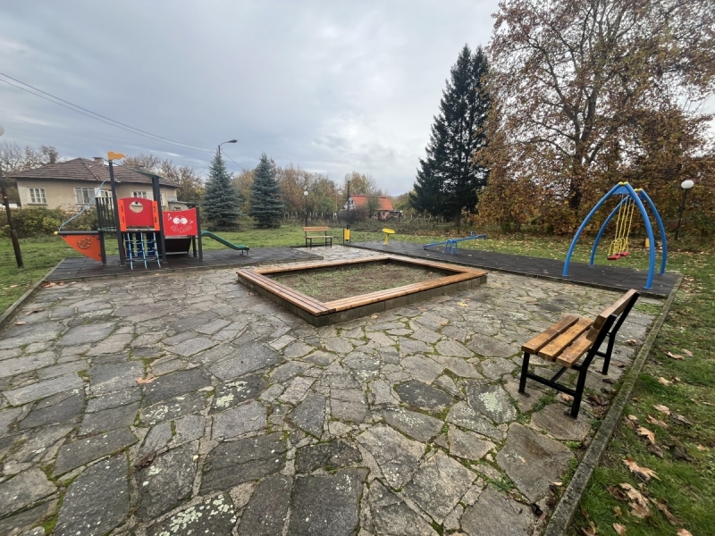 С нова детска площадка е Гаврил Геново