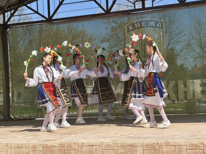 С песни, танци и ритуали Кнежа отбеляза Цветница