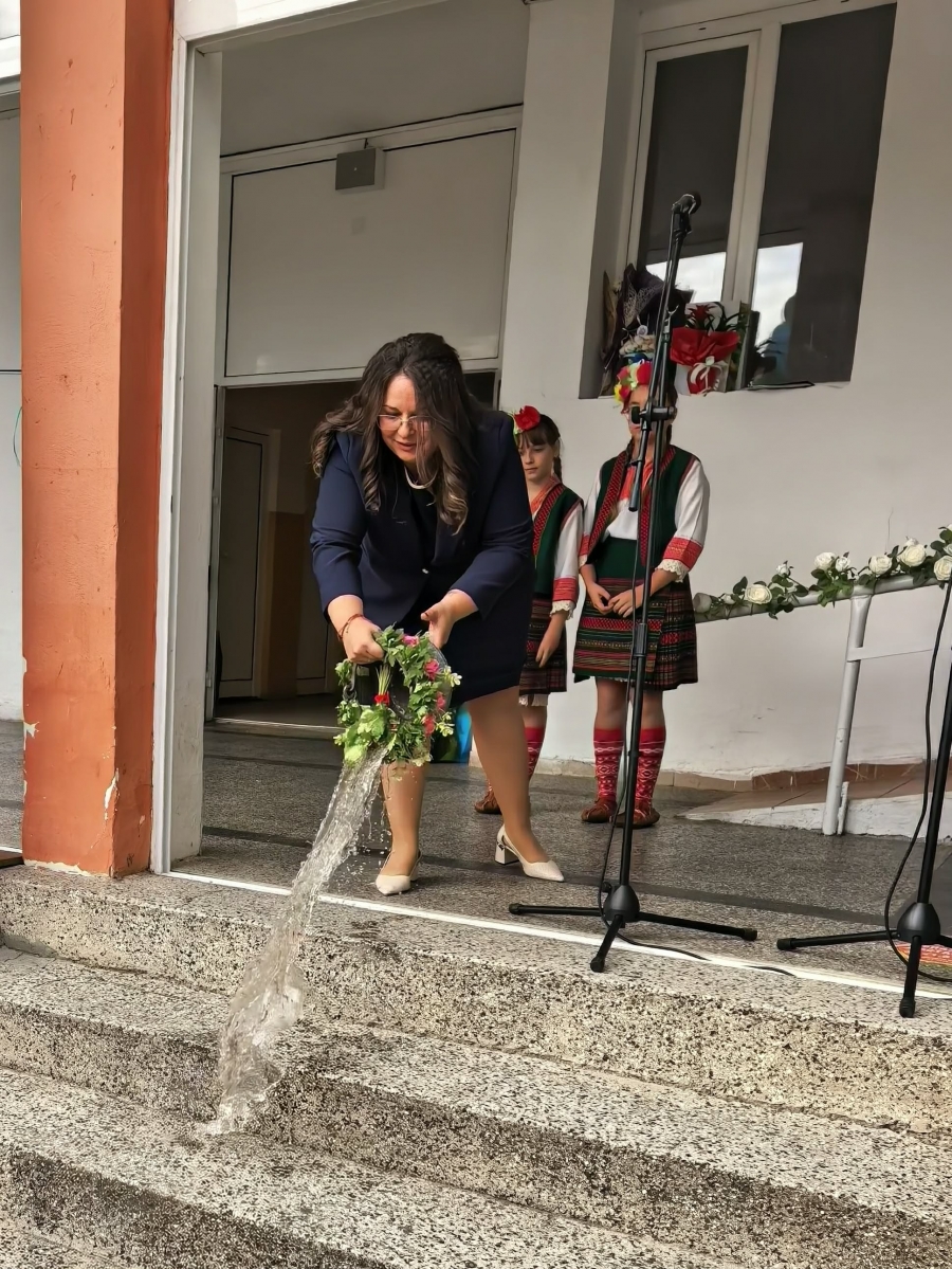 С празничен водосвет откриха новата учебна година в СУ „Никола Войводов“-Враца