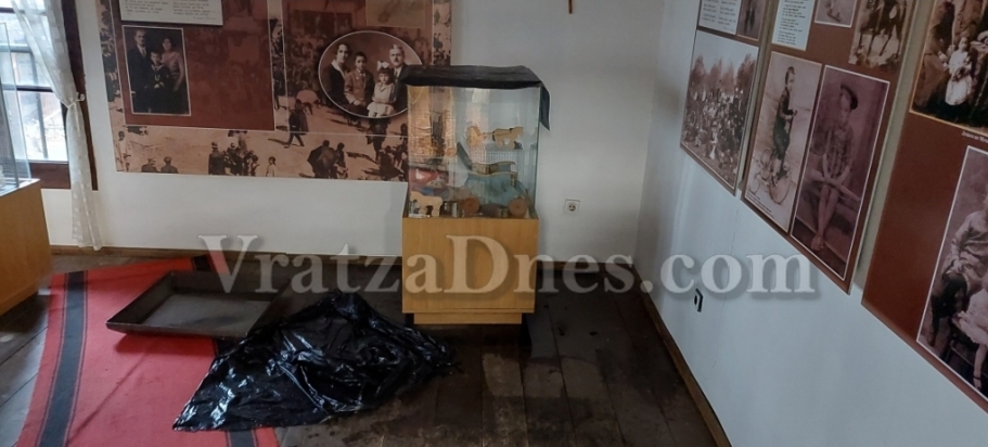 Вода тече от тавана