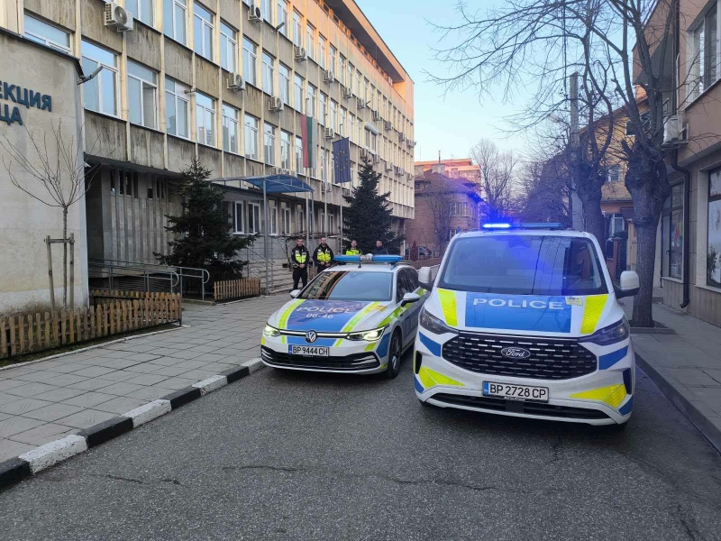 Служители на МВР-Враца почетоха полицаите, загубили живота си по време на работа