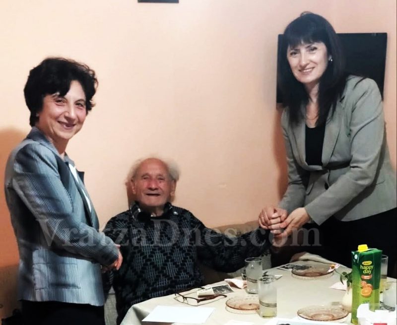 Стогодишен дядо посрещна гости