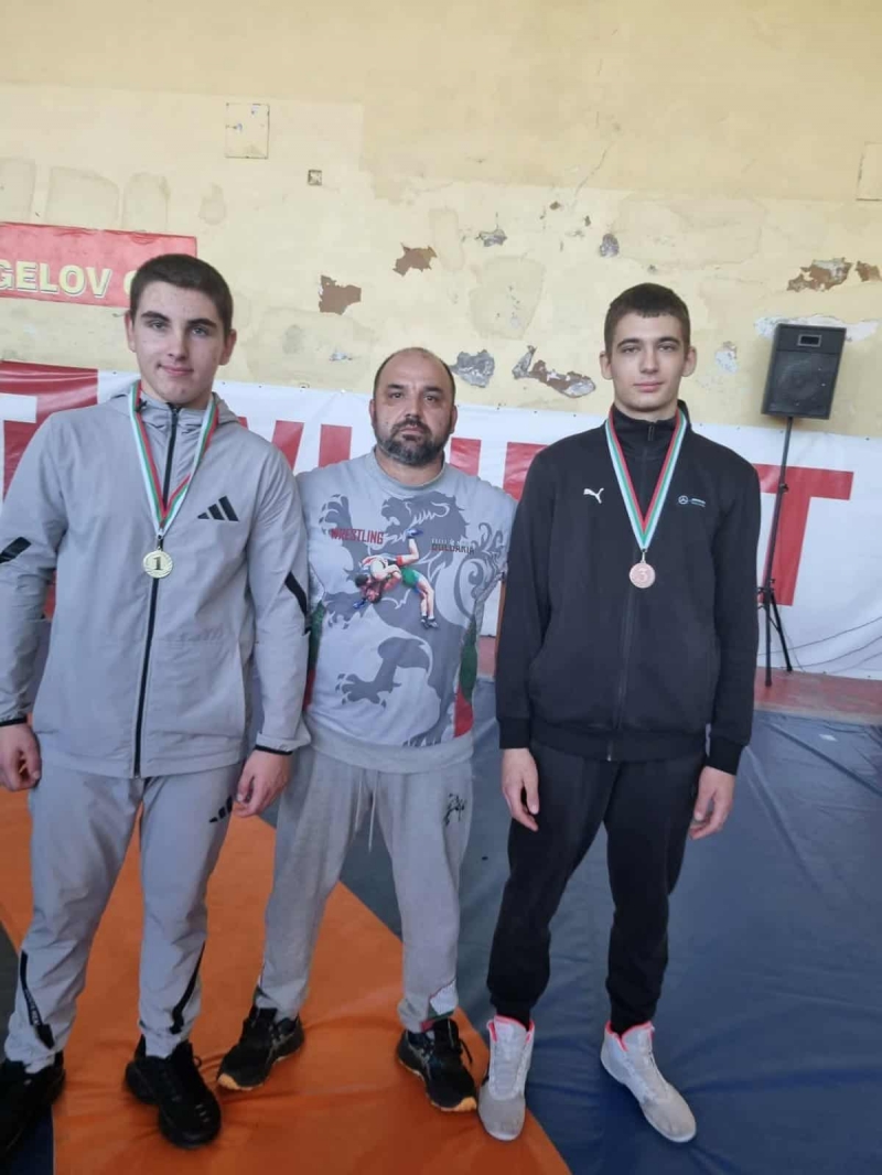 „Слава“ със злато и бронз от турнир по борба във Враца